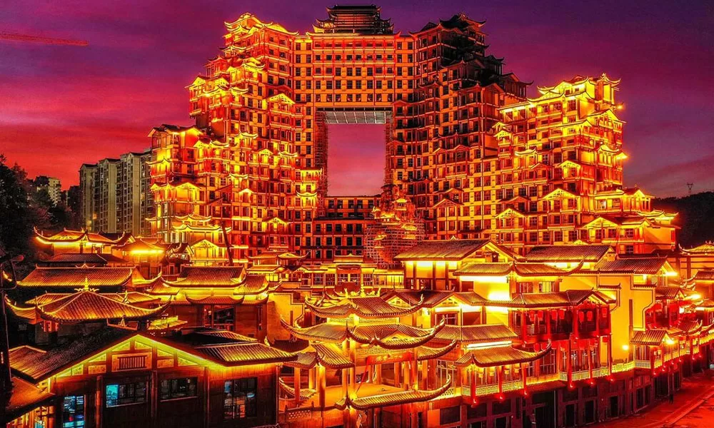 72-ky-lau-truong-gia-gioi-cau-truyen-ki-bi-ve-cuu-cung-muoi-tam-thon-va-bay-muoi