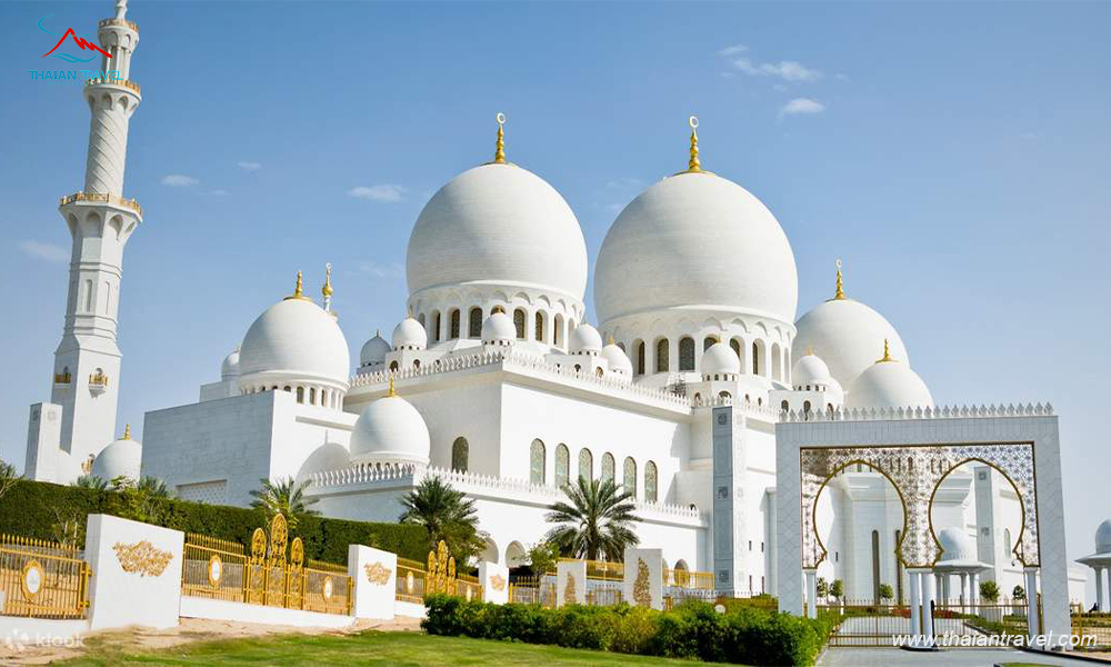 Kinh nghiệm du lịch Dubai - Nhà thờ trắng hồi giáo