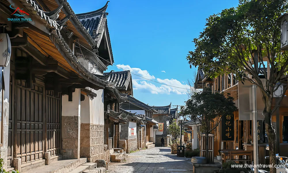 du-lich-trung-quoc-co-mot-bach-sa-co-tran-binh-yen-ben-dong-le-giang