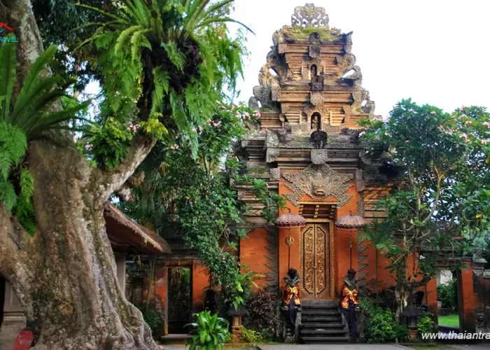 cung-dien-hoang-gia-ubud-diem-doc-dao-tu-kien-truc-hoang-toc-co-xua