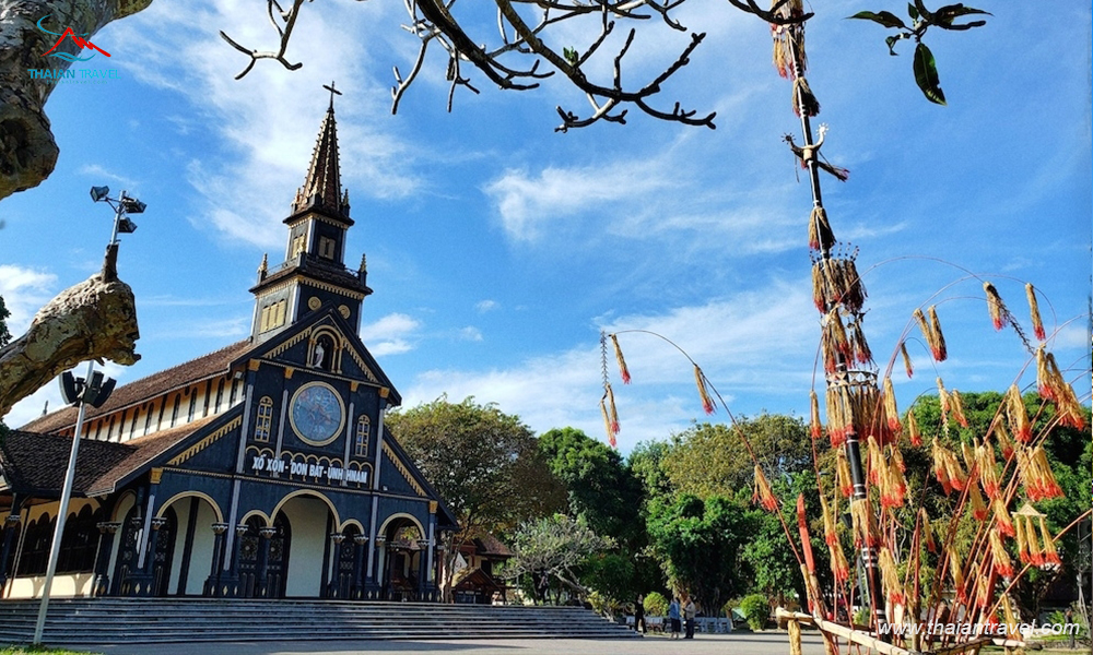 Du lịch Tây Nguyên - Thái An Travel - nhà thờ kon tum