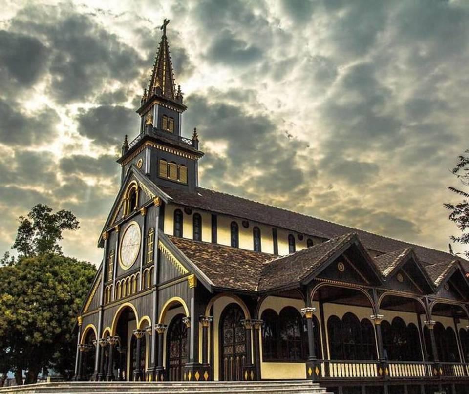 Nhà thờ gỗ Kon Tum Tây Nguyên - Thái An Travel - 3