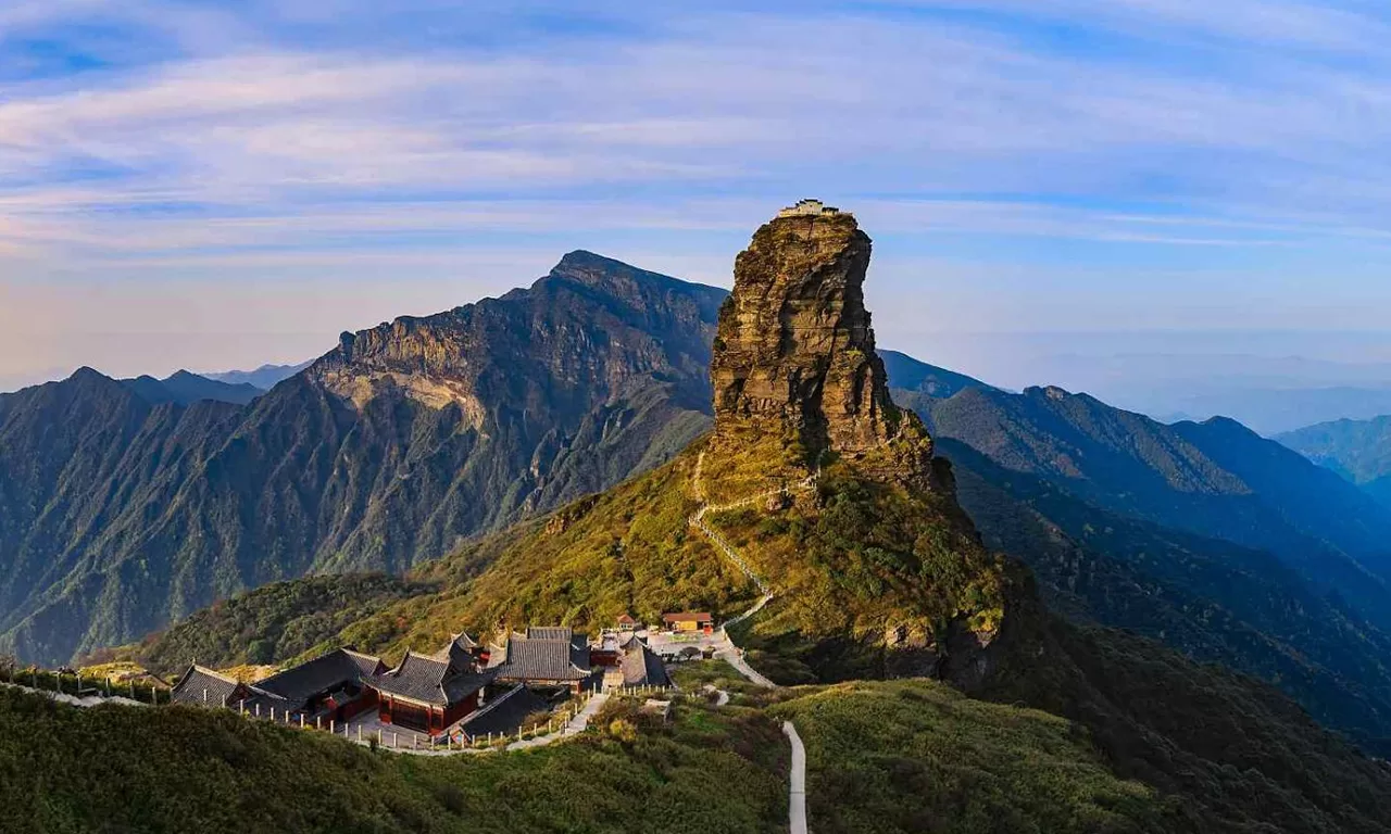 pham-tinh-son-fanjing-ngon-nui-noi-tieng-linh-thieng-cua-quy-chau