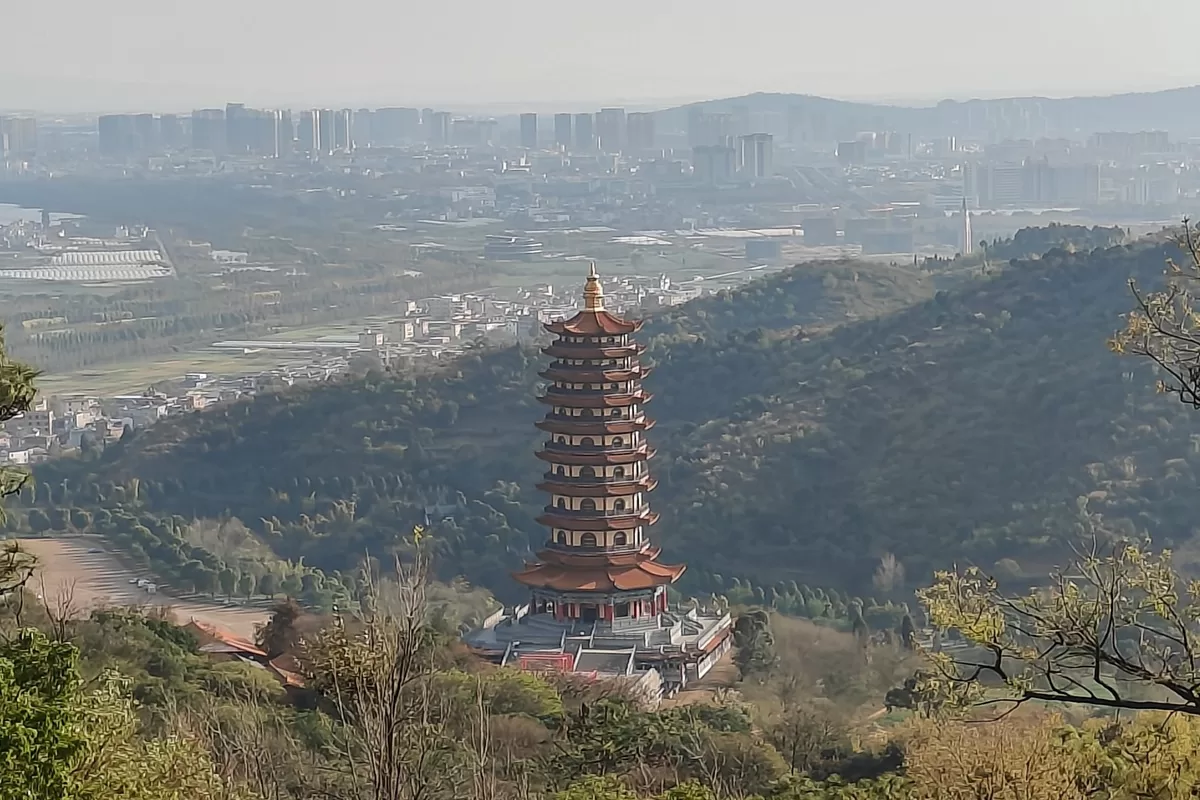 toàn cảnh Núi Cẩm Bình Di Lặc