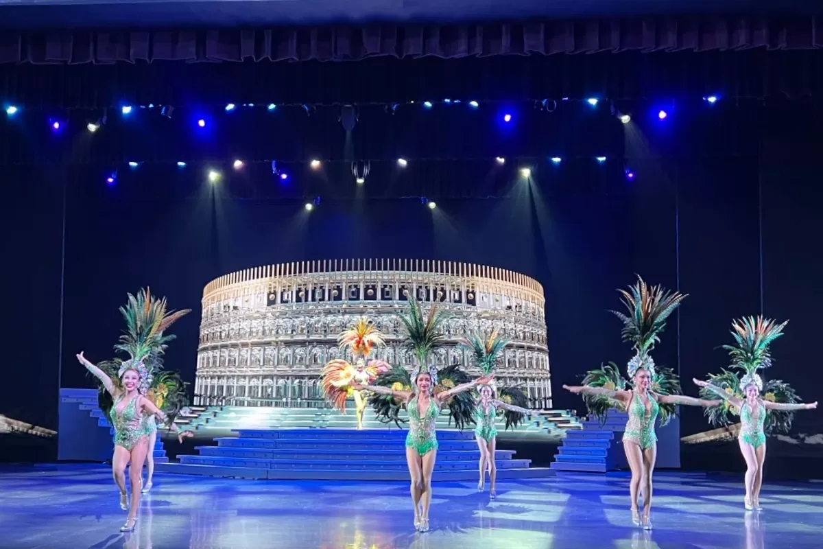dàn nghệ sĩ xinh đẹp của Colosseum Show Pattaya _ du lịch Thái Lan