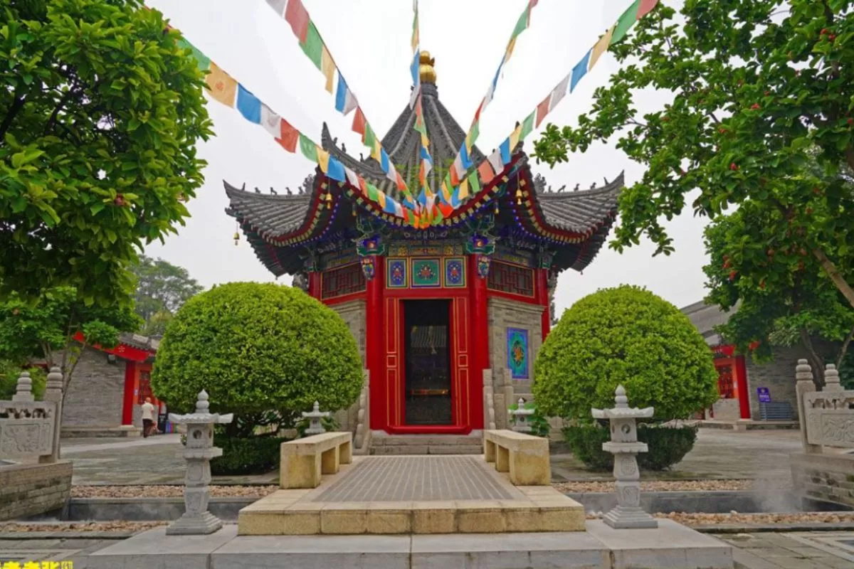 Chùa Quảng Nhân - Đài tưởng niệm Hoàng gia Khang Hy