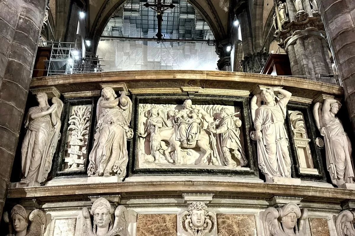 bên trong Duomo di Milano - Nhà thờ Gothic lớn nhất thế giới ở nước Ý
