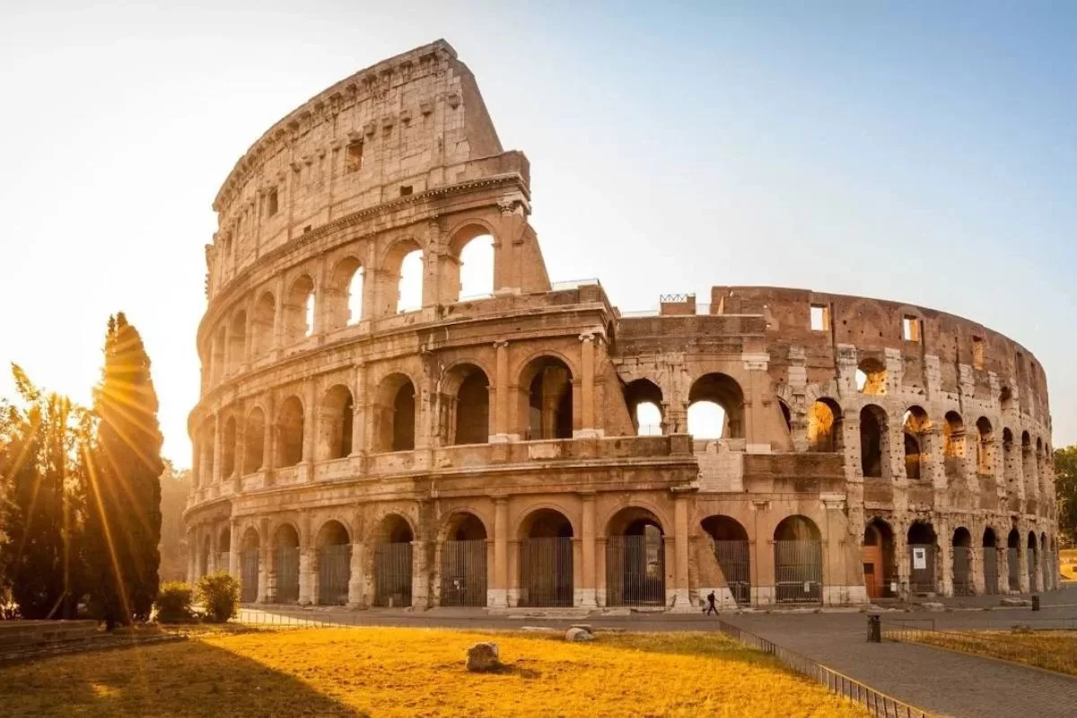 bên ngoài Đấu trường La Mã Colosseum, Rome, Ý