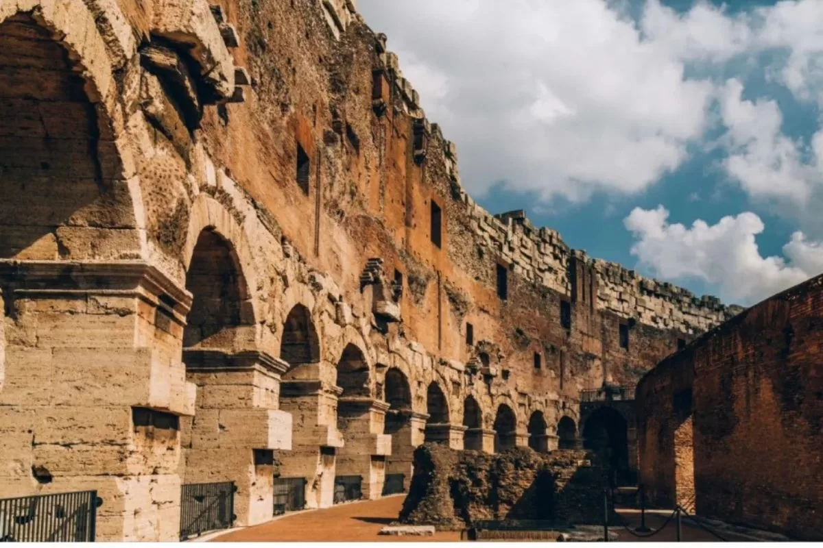 bên trong Colosseum 