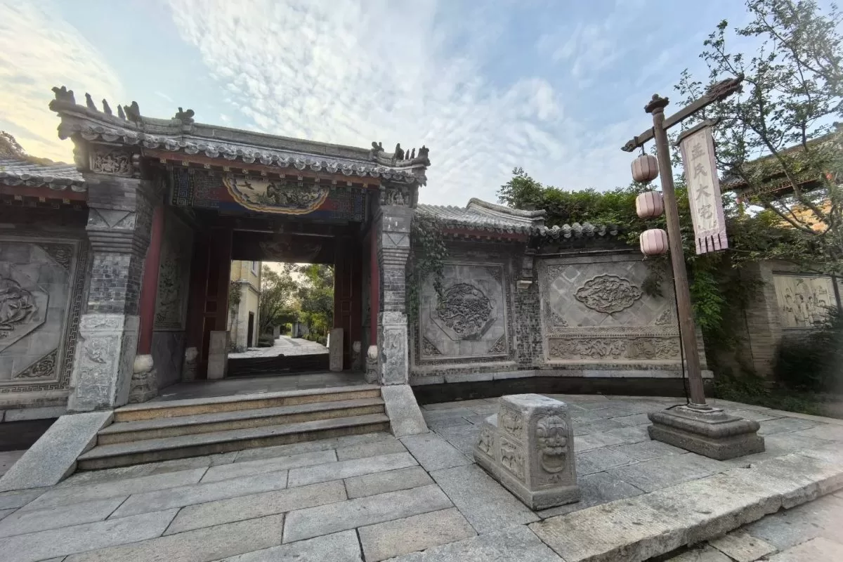 sân nhà họ Mạnh - Minh Thủy cổ trấn